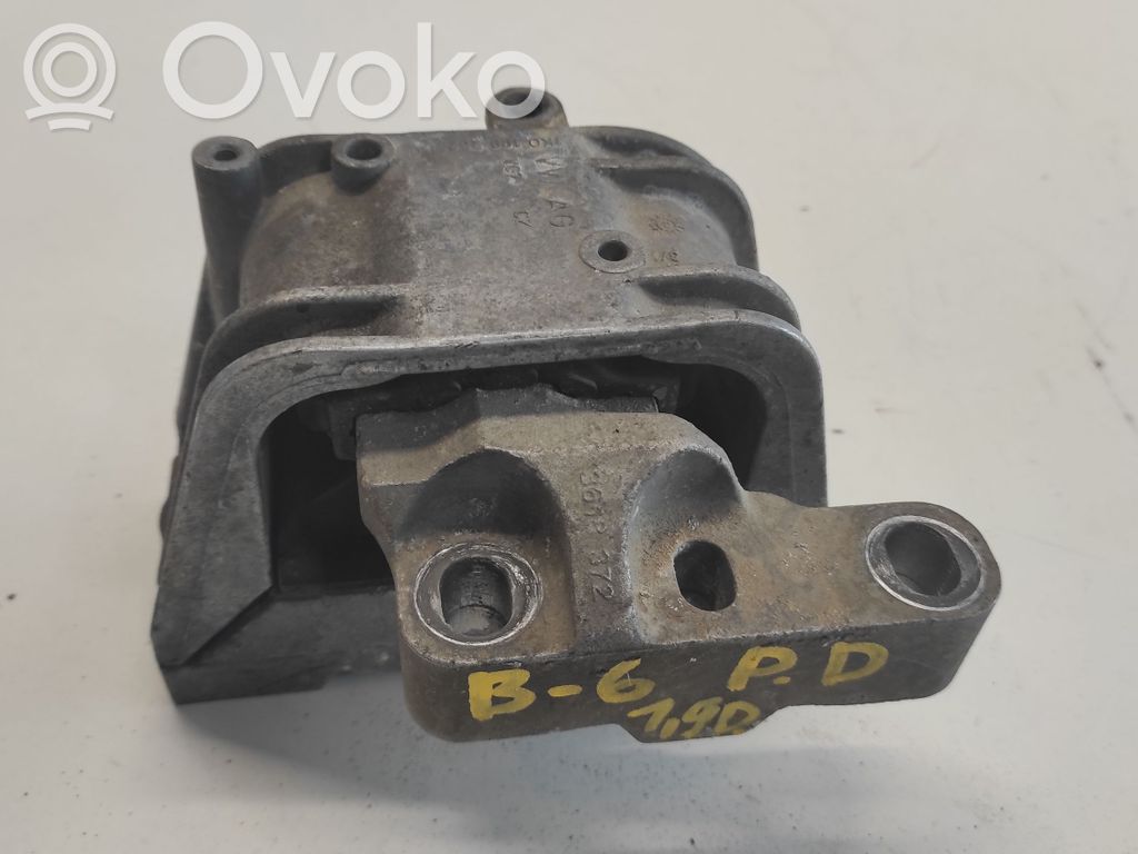 Volkswagen PASSAT B6 Engine mount bracket 