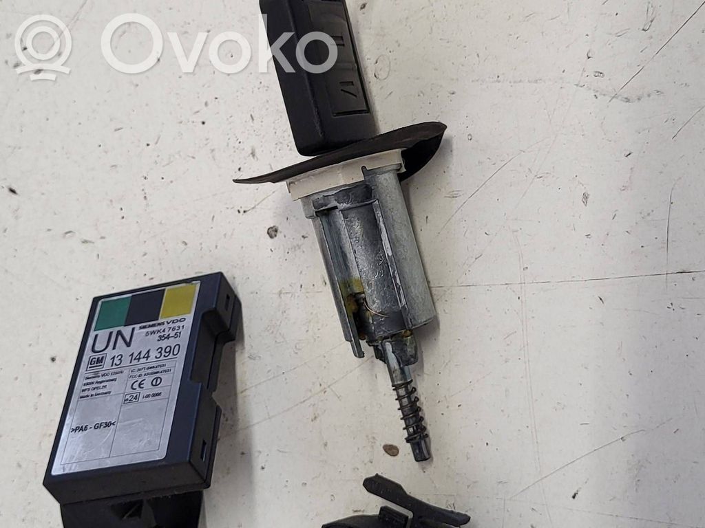 Opel Corsa C Užvedimo spynelė 