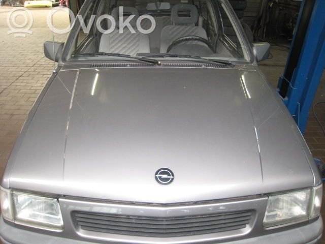 Opel Corsa A Konepelti 