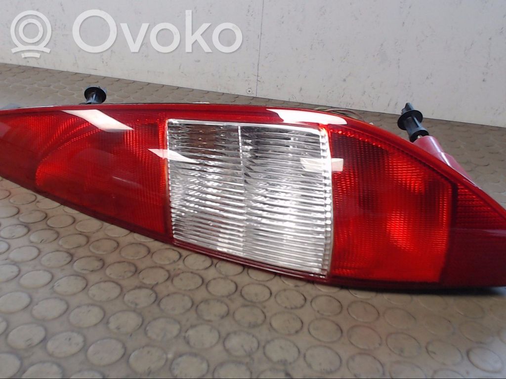 Ford Mondeo Mk III Listwa pod lampę tylną 