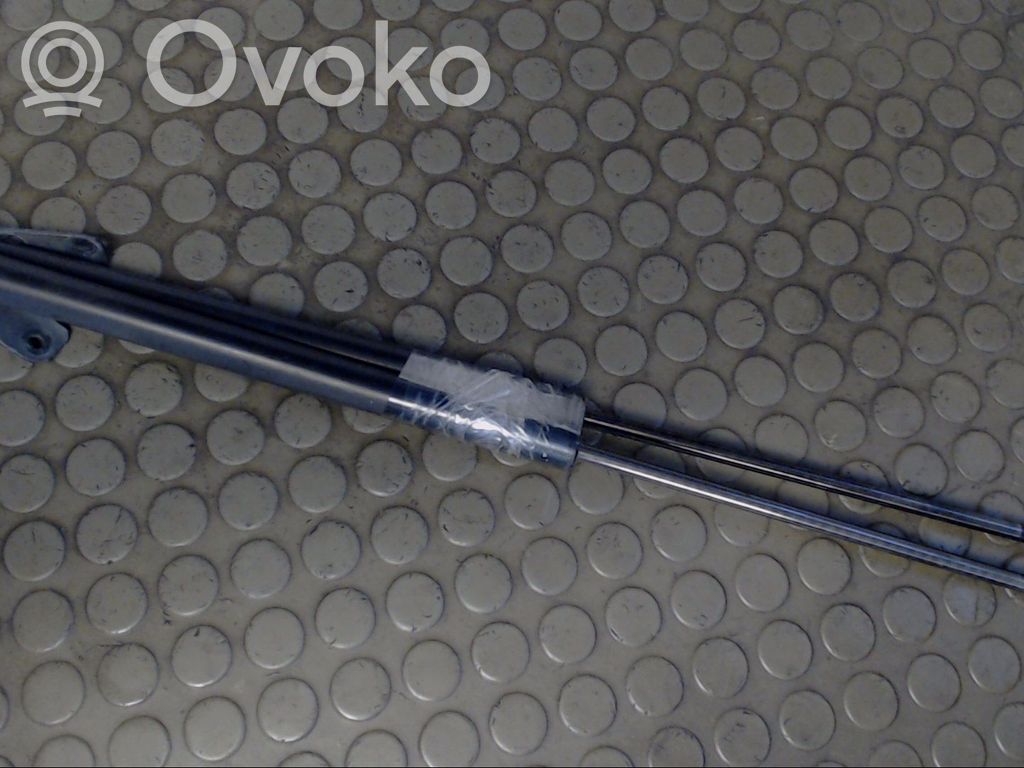 Volkswagen PASSAT B4 Vérin de capot arrière