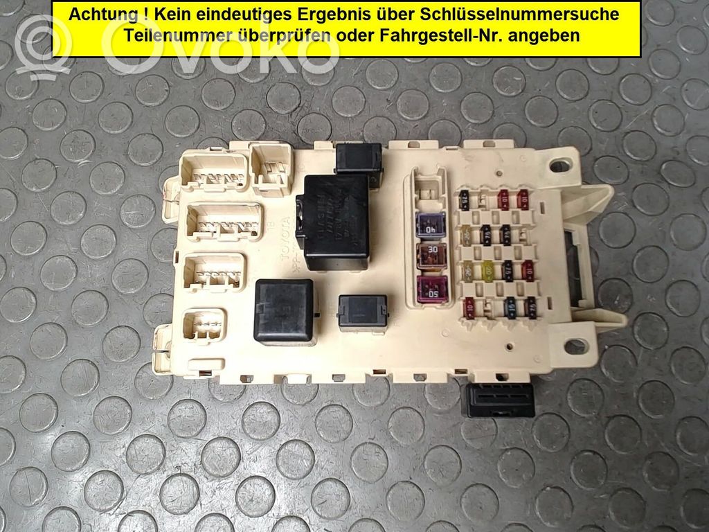 Toyota Yaris Skrzynka bezpieczników / Komplet 