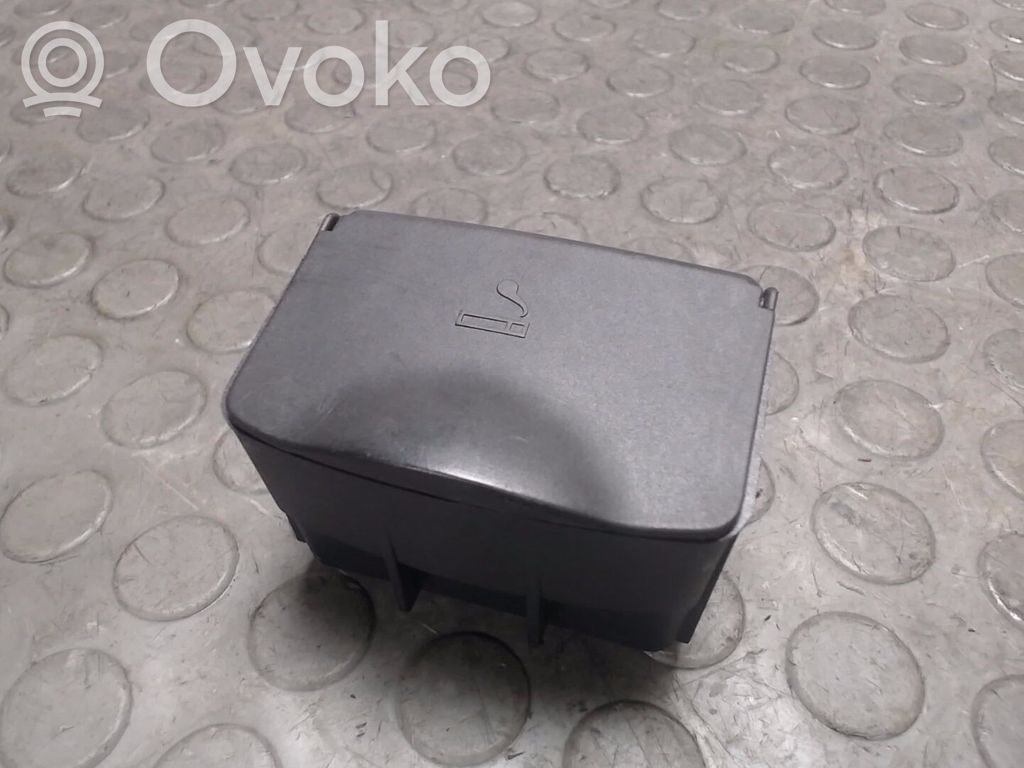 Auton tuhkakuppi   1096139,1079556