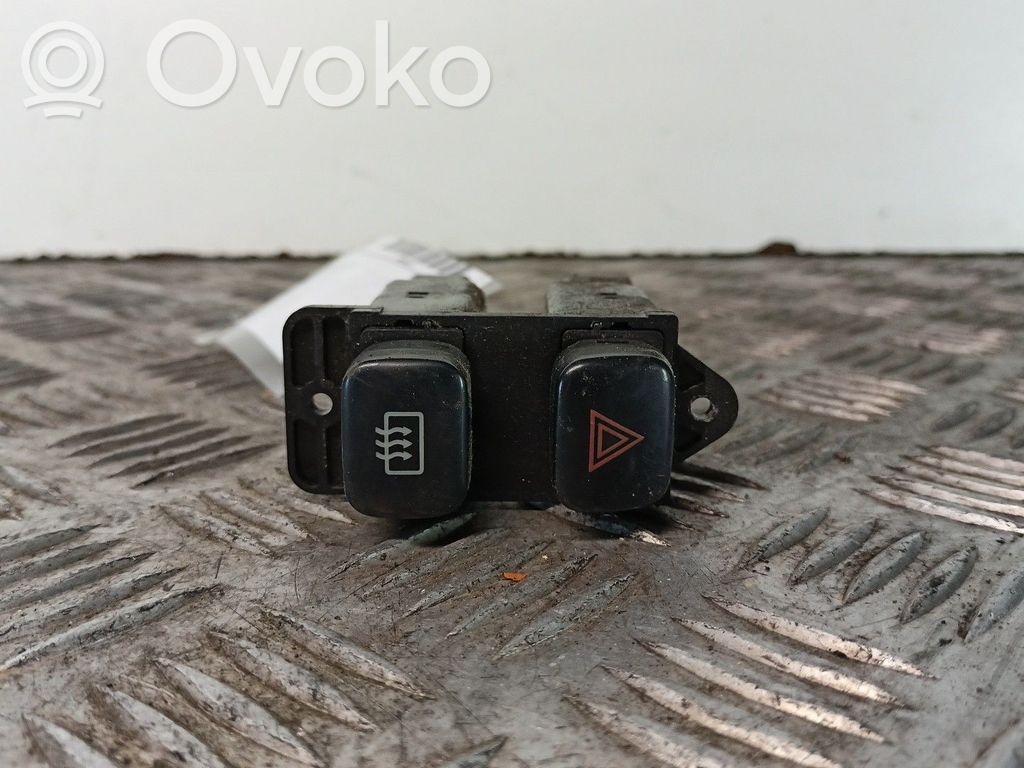 Toyota Corolla E110 Botón interruptor de luz de peligro 