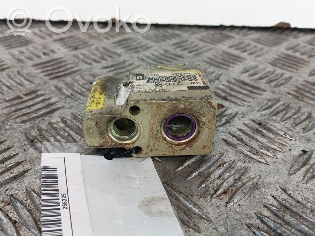 Volkswagen Golf IV Tubo flessibile aria condizionata (A/C) 