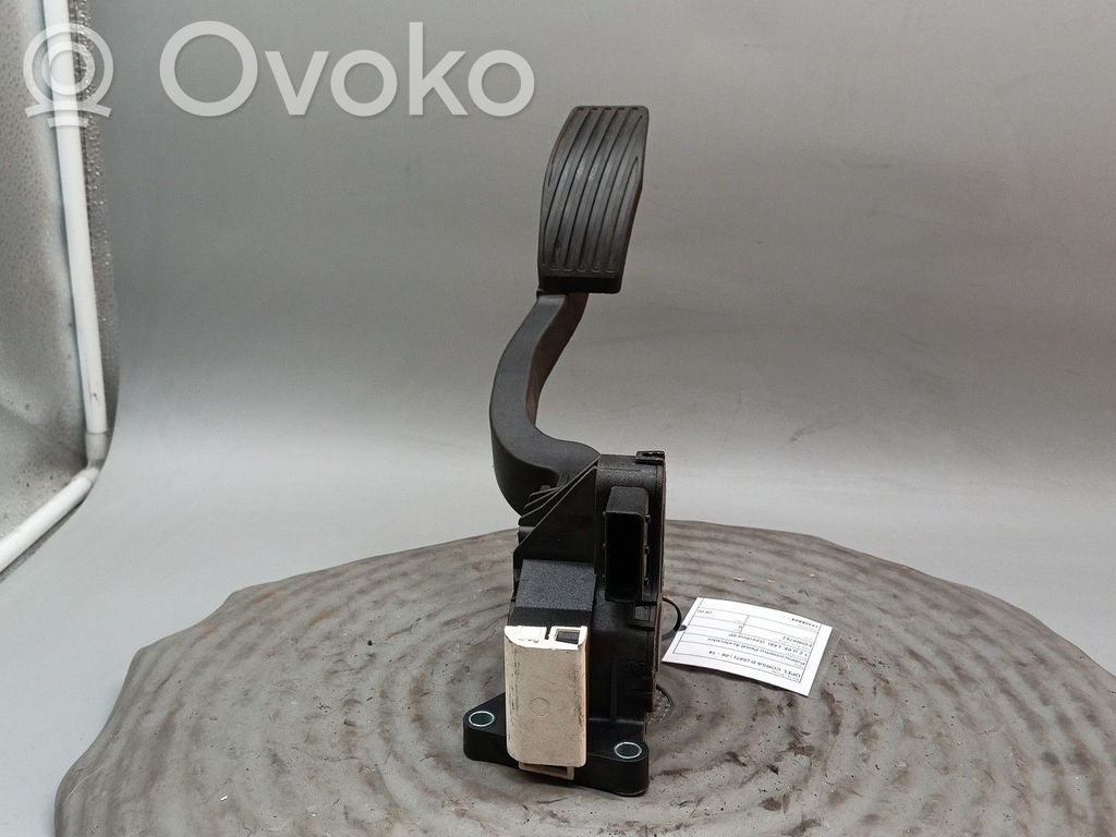 Accelerator throttle pedal   13305804