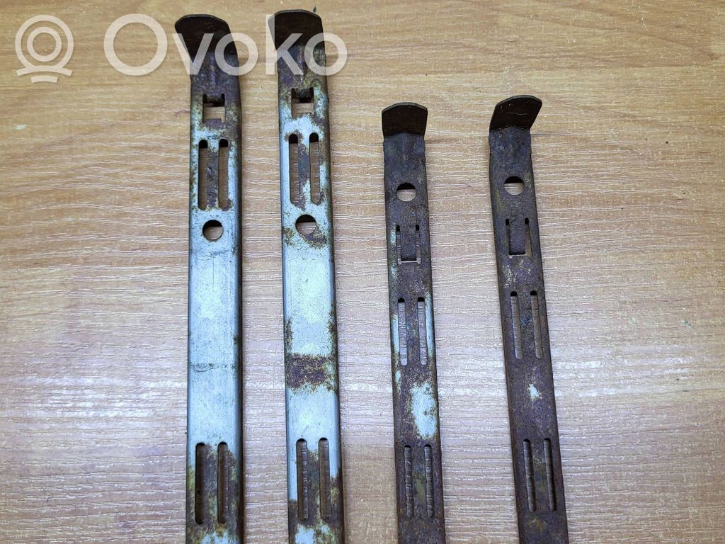 Headlight/headlamp mounting bracket