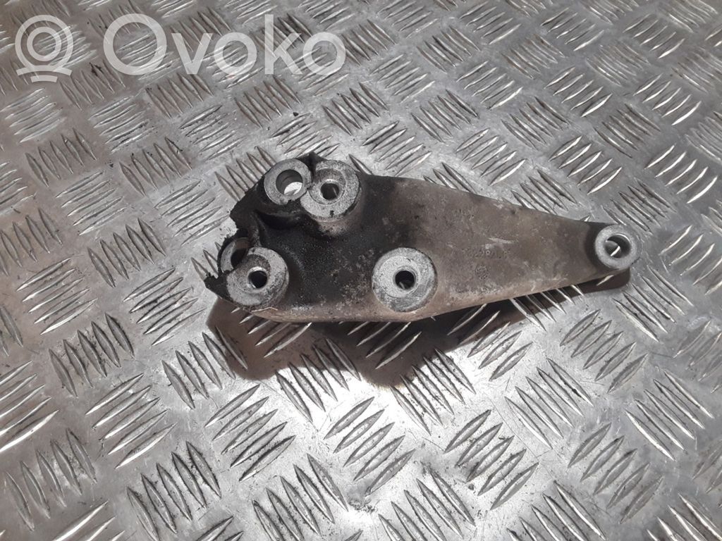 Opel Insignia A Engine mounting bracket 