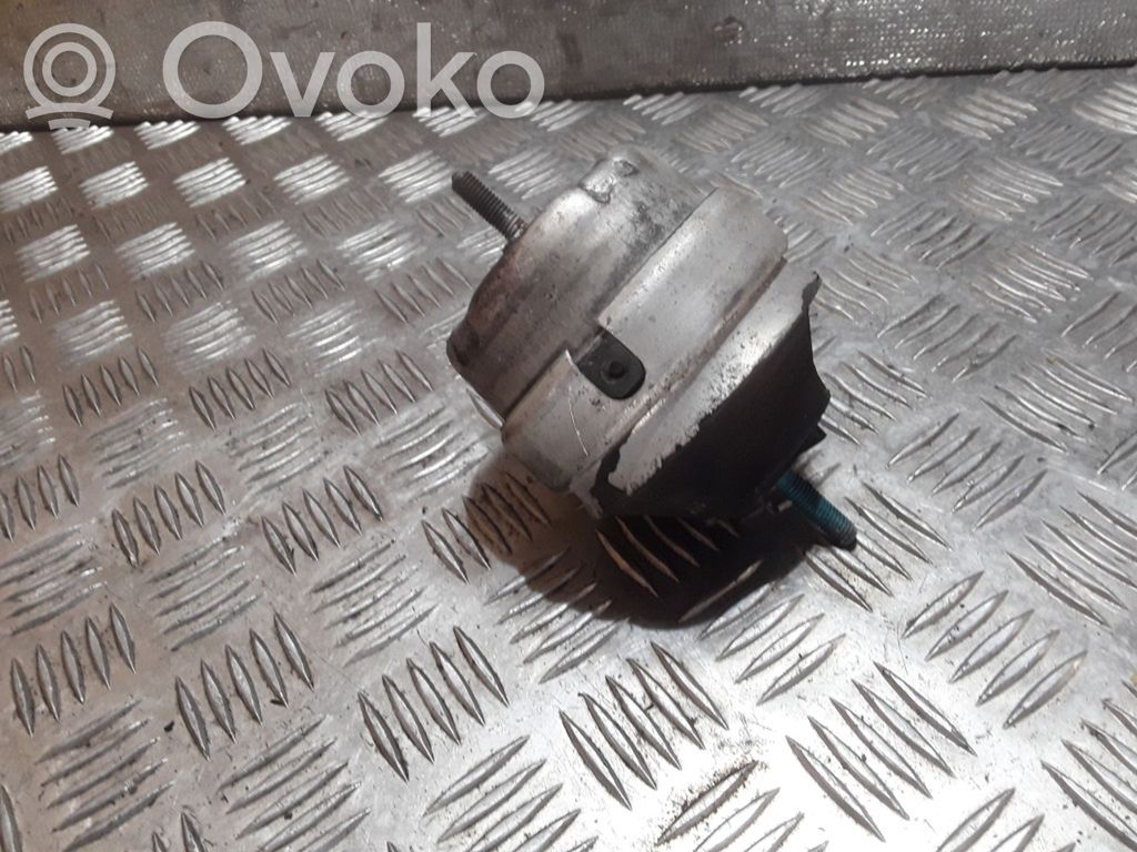 Volkswagen PASSAT B5.5 Engine mount bracket 