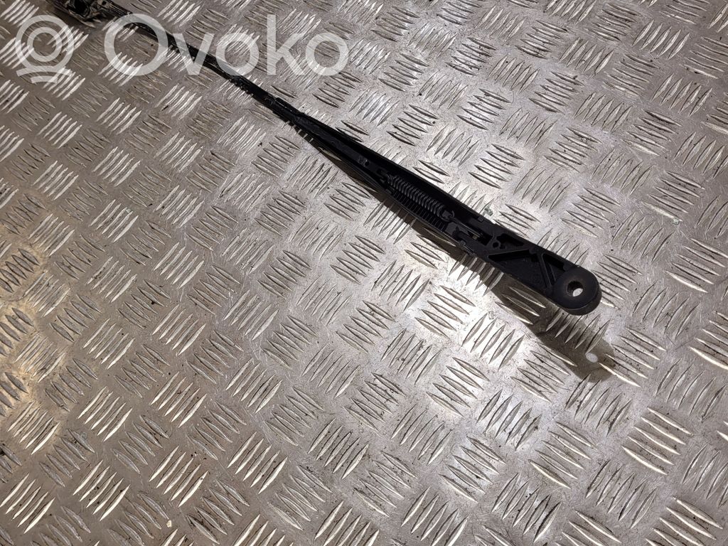 Volkswagen PASSAT B6 Front wiper blade arm 
