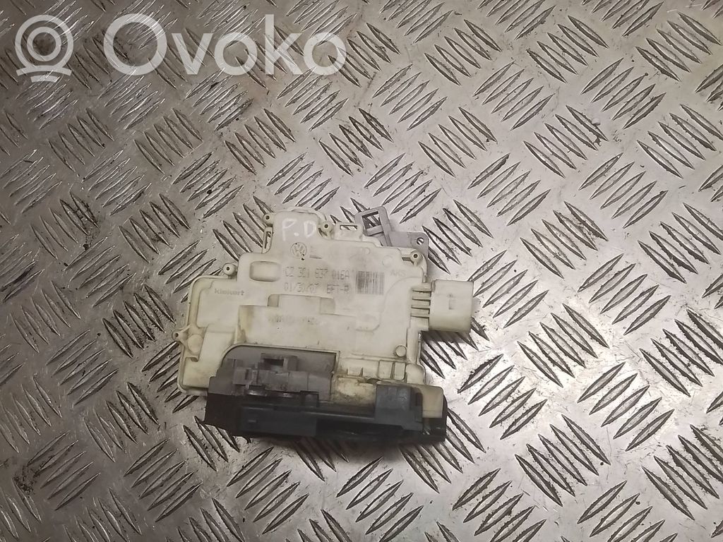 Volkswagen PASSAT B6 Priekšpusē slēdzene 