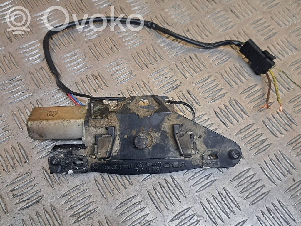 BMW 5 E39 Aizmugurējā pārsega pievilcējs 