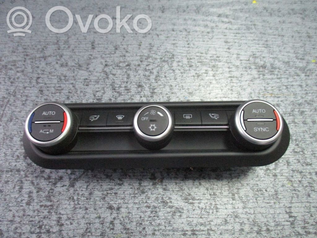 Konsola środkowa / Panel sterowania   01561303470