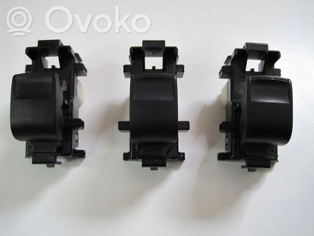 Toyota Hilux (N140, N150, N160, N170) Central console control unit 