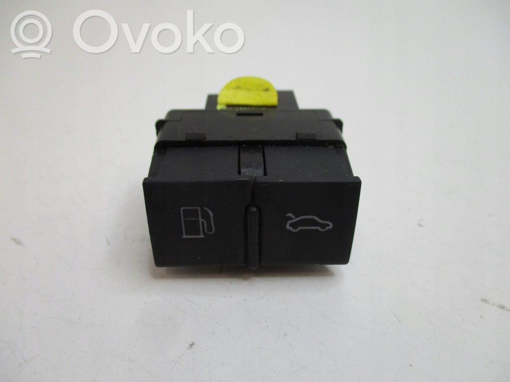 Audi A3 S3 A3 Sportback 8P Central console control unit 