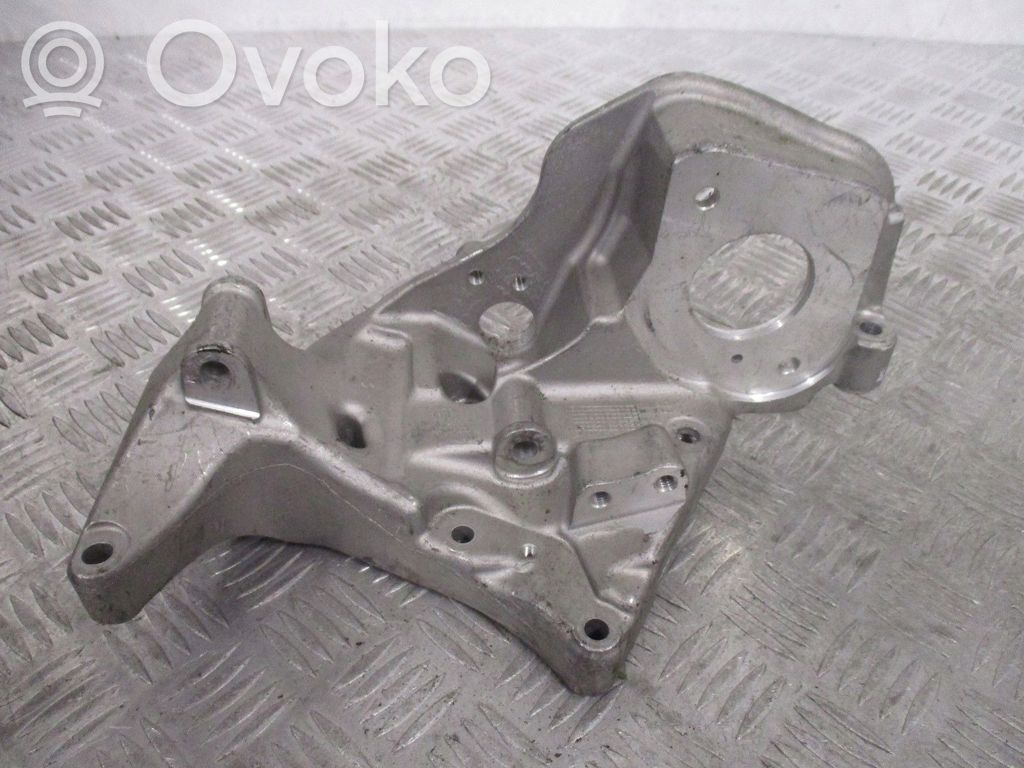 Volvo XC60 Engine mount bracket 