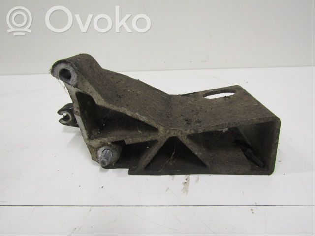 Volvo V70 Engine mounting bracket 