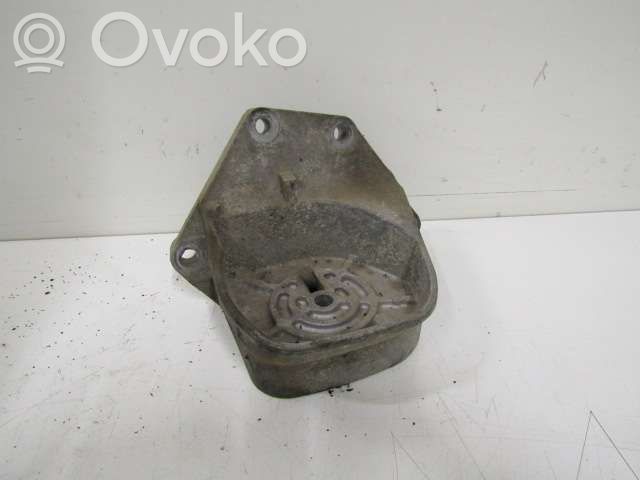 Engine mounting bracket   8634894