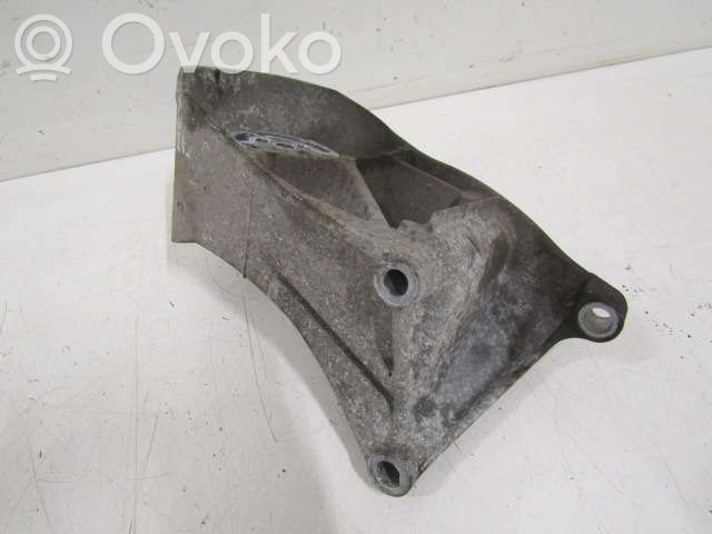 Volvo V70 Engine mounting bracket 