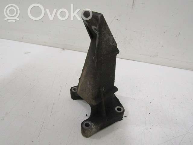 Volvo 740 Engine mounting bracket 
