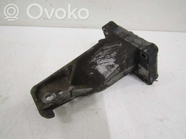 Volvo 740 Engine mounting bracket 