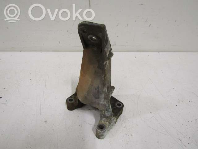 Volvo 740 Engine mounting bracket 