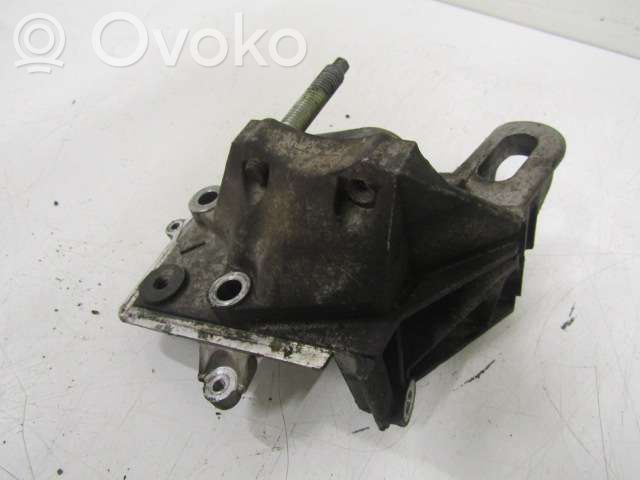 Ford Focus Engine mounting bracket 
