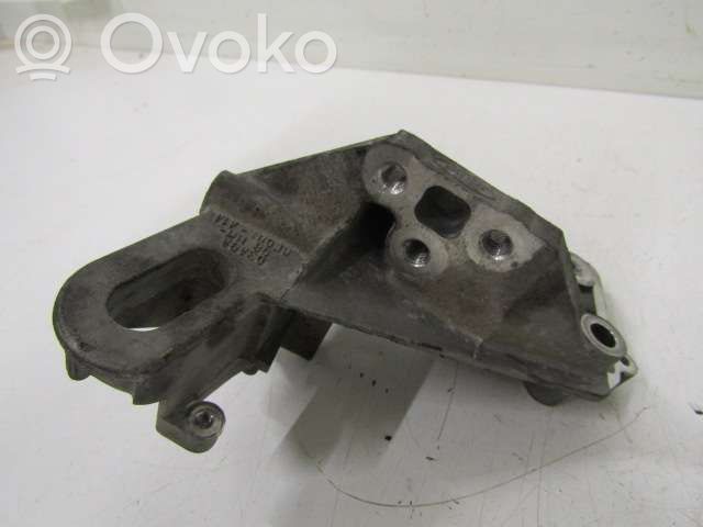 Ford Focus Engine mounting bracket 