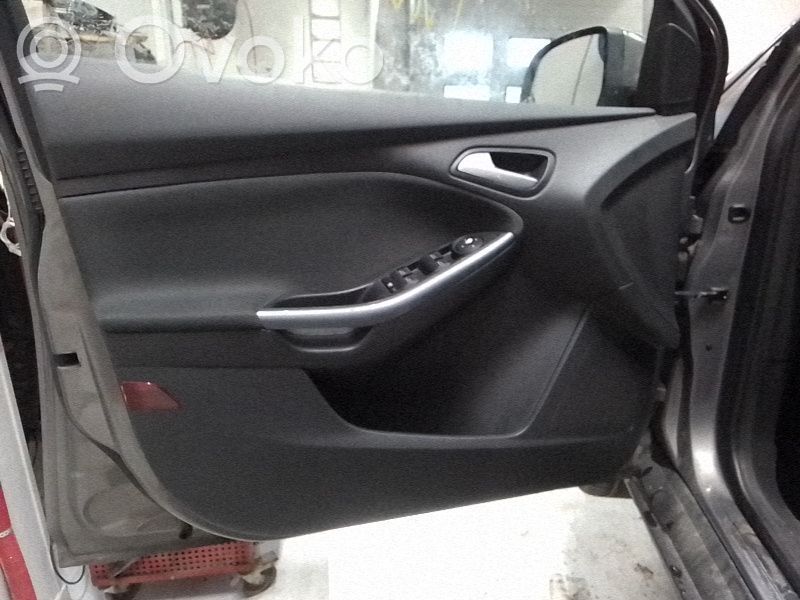 Ford Focus Takaoven verhoilu 