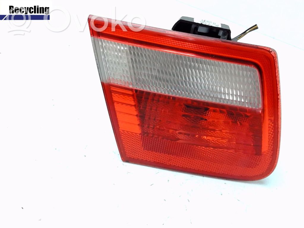 Lampă spate în capacul portbagajului   63218368759