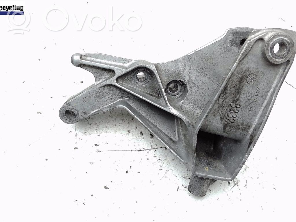 Chevrolet Captiva Engine mounting bracket 