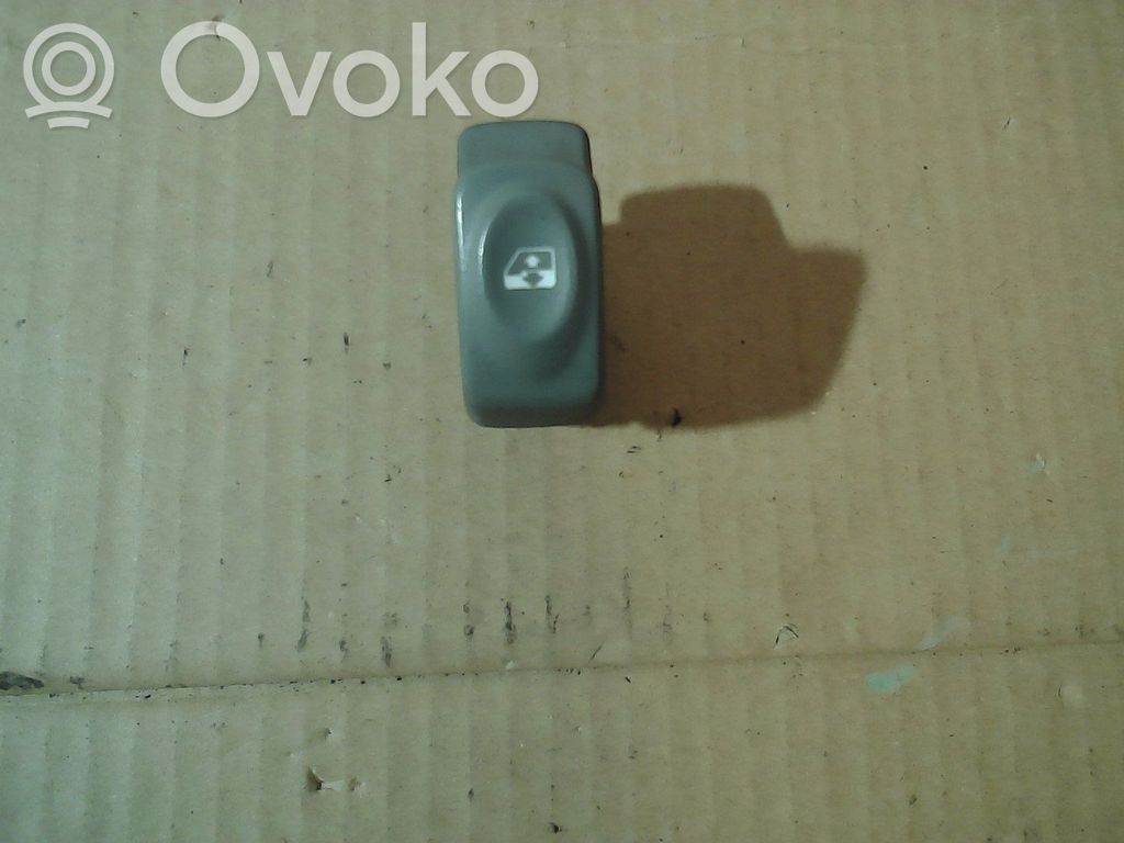 Renault Twingo I Electric window control switch 
