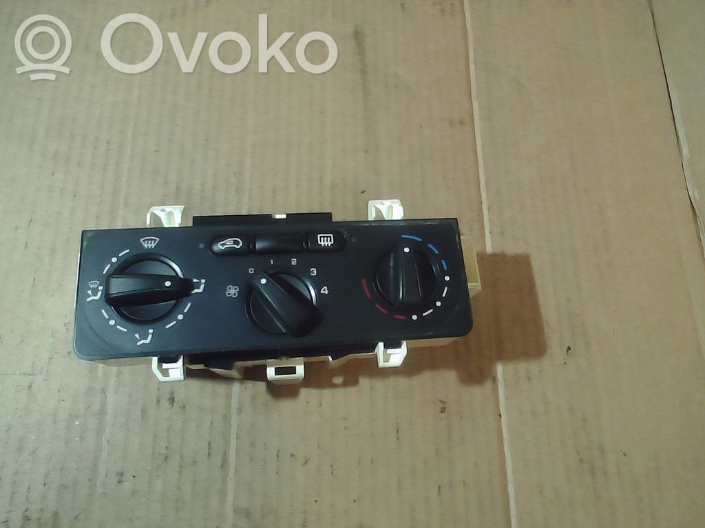 Peugeot 1007 Climate control unit 