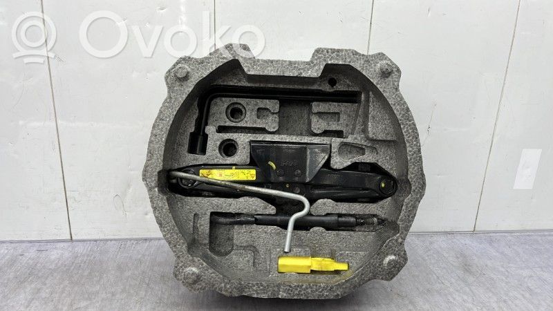 Peugeot 407 Tool set 