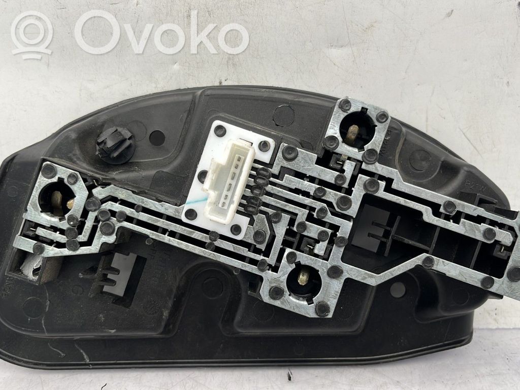 Citroen C5 Takavalon polttimon suojan pidike 