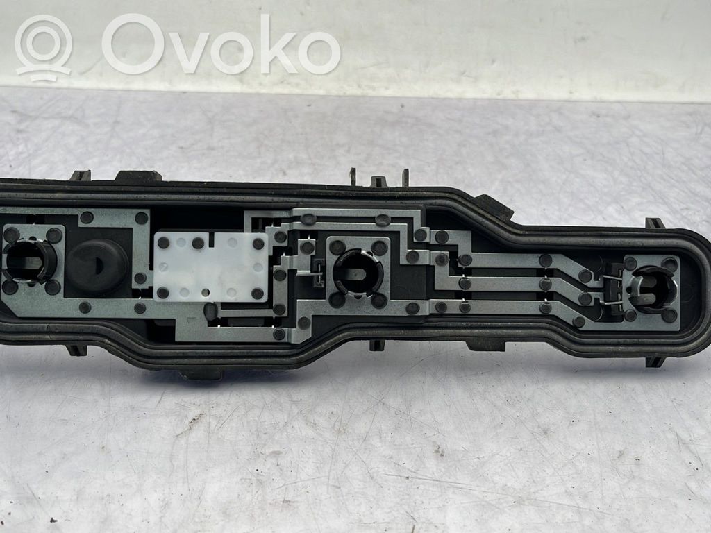 Dacia Dokker Takavalon polttimon suojan pidike 