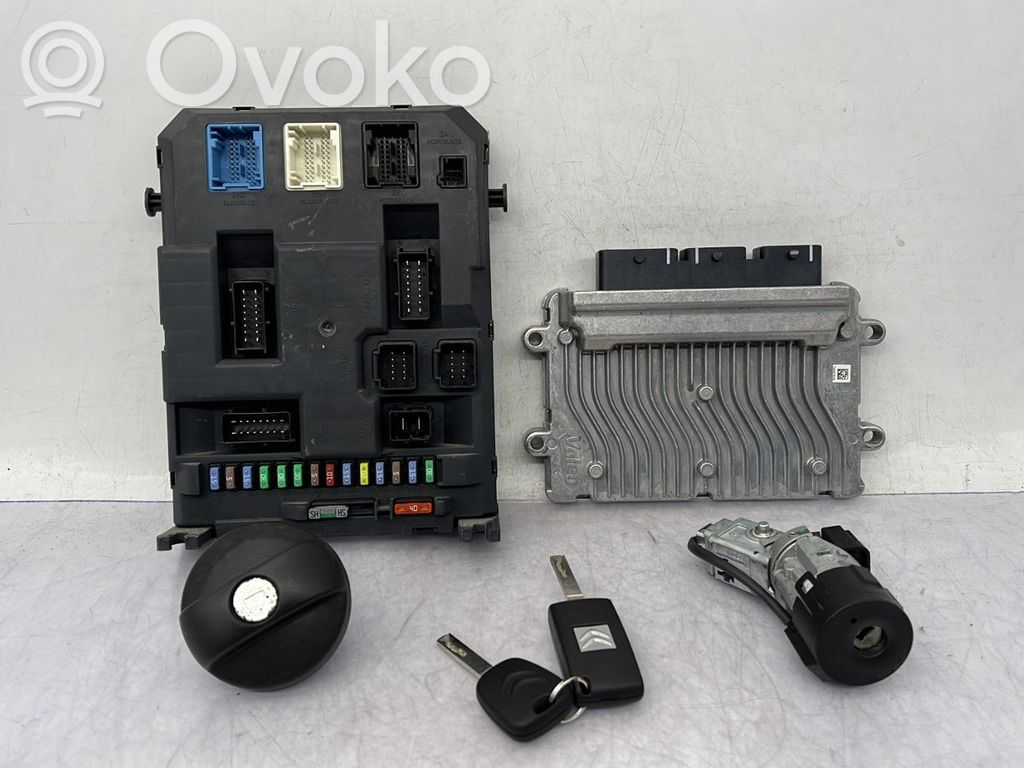 Komputer / Sterownik ECU i komplet kluczy   1943JR
