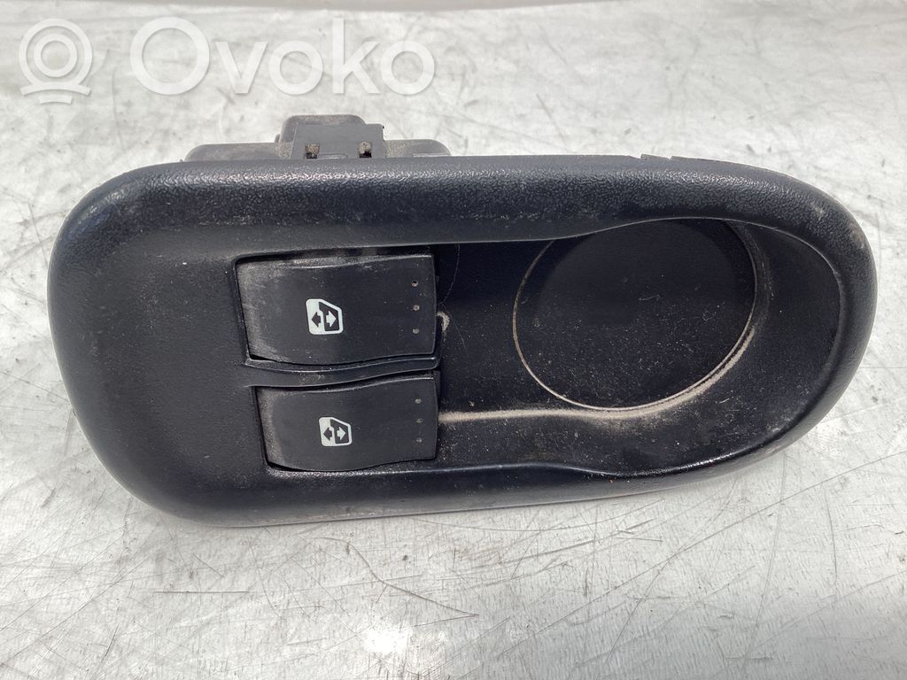 Electric window control switch   8200548969,8200548969