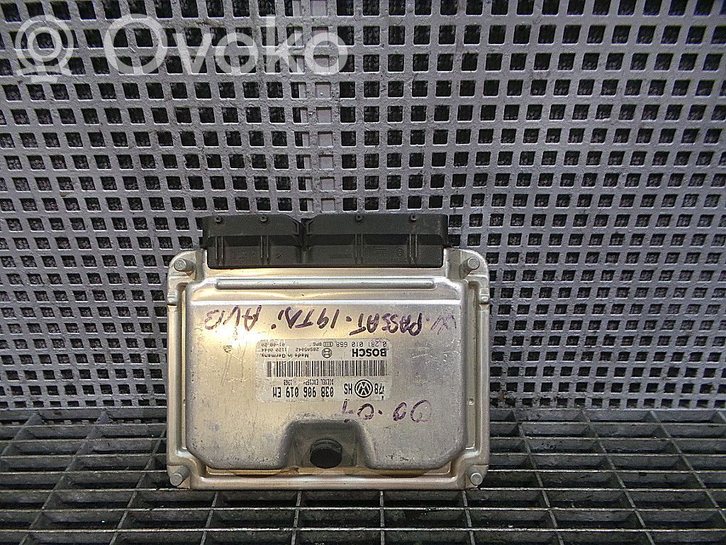 Volkswagen PASSAT B5.5 Unitate/modul de control motor 