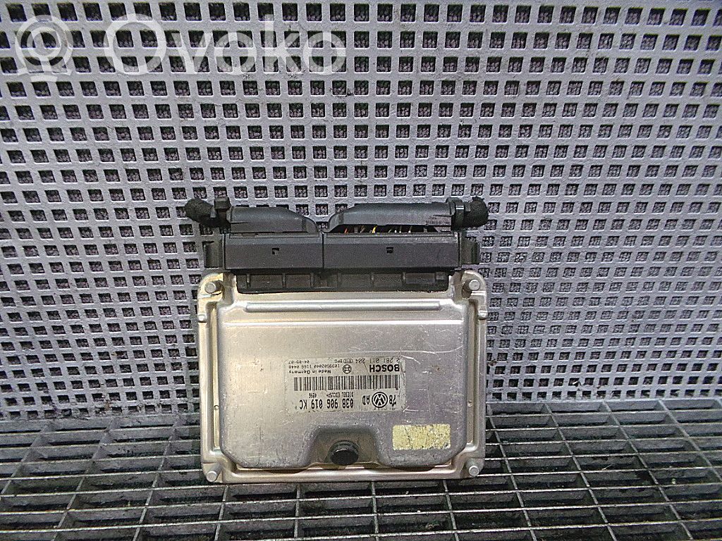 Volkswagen PASSAT B5.5 Unitate/modul de control motor 