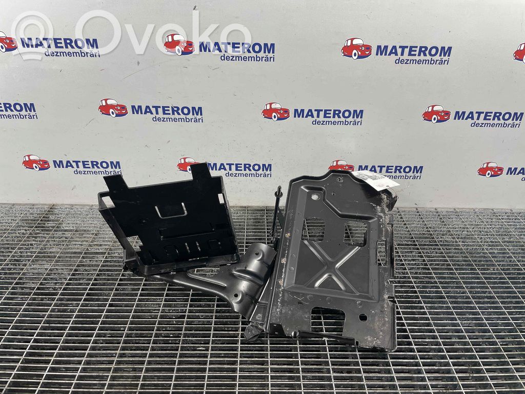 Engine mount bracket   84213689