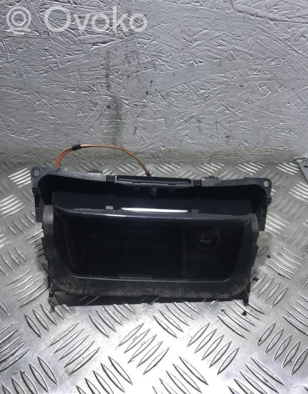 BMW 1 E81 E87 Peleninė panelėje 