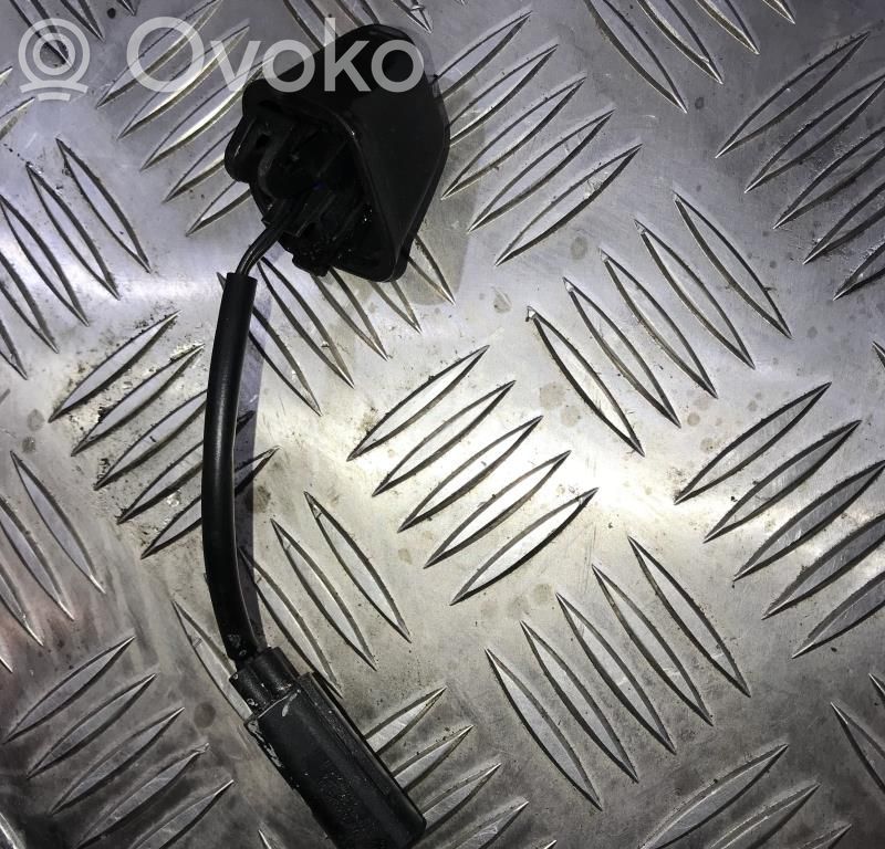 Windshield washer spray nozzle