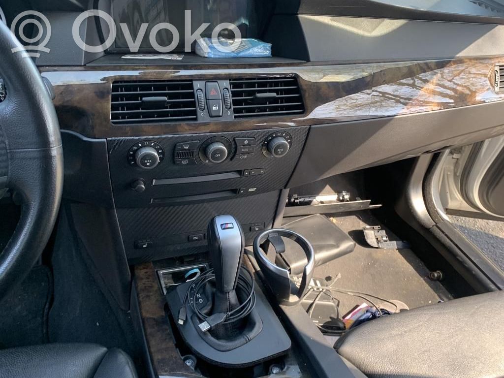 BMW 5 E60 E61 Daiktadėžės (bordačioko) komplektas 