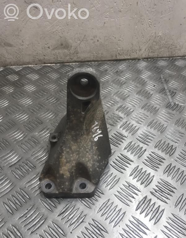 Engine mount bracket   22116777064