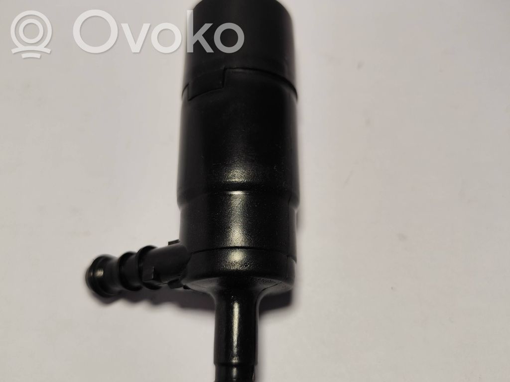 Volkswagen PASSAT B6 Windscreen/windshield washer pump 