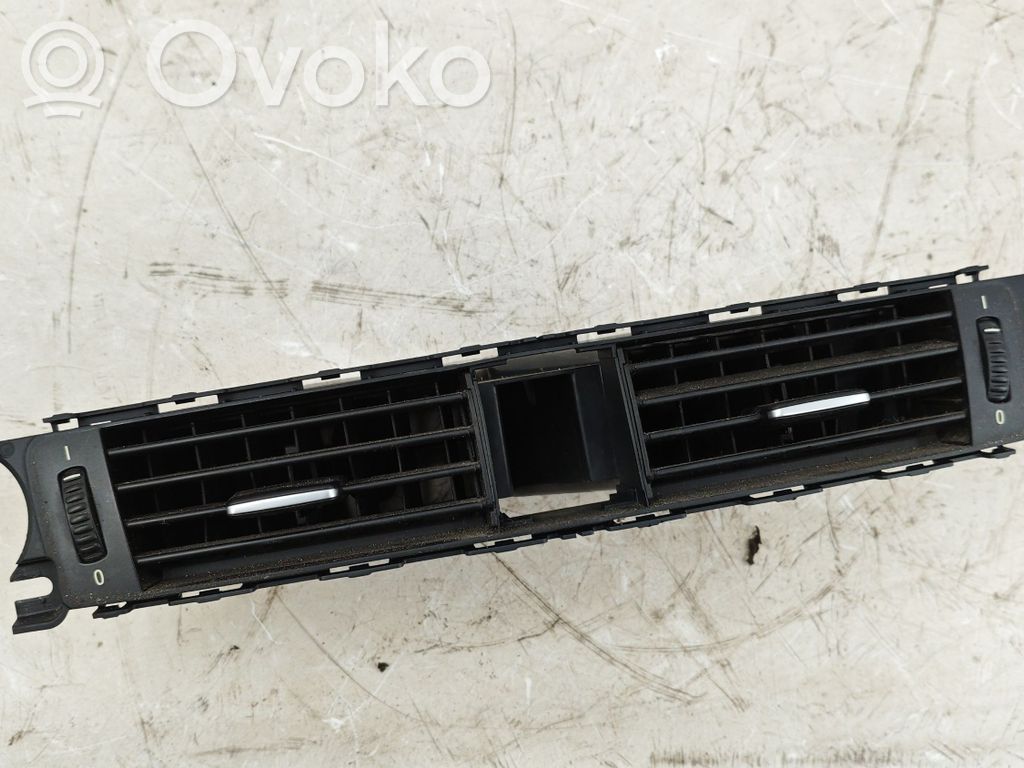 BMW 3 E90 E91 Centrālais gaisa ventilācijas režģis 