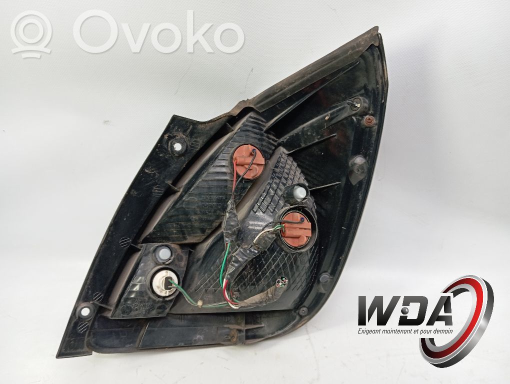 KIA Rio Aizmugurējais lukturis virsbūvē 