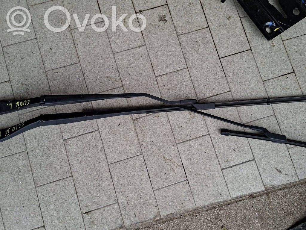 Front wiper blade arm