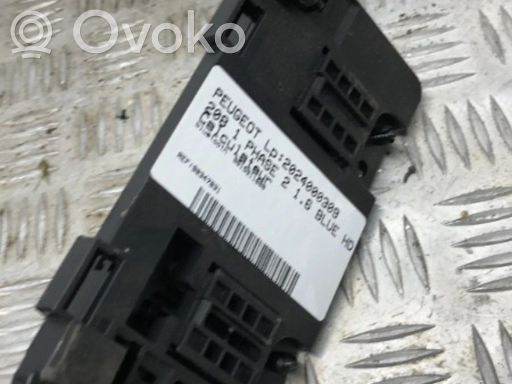 Peugeot 208 I Engine control unit/module 